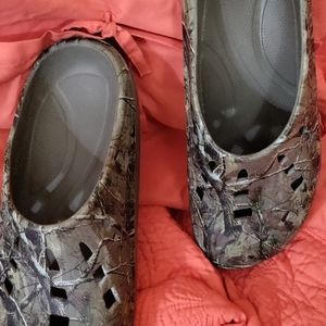 Men's Walmart camo Crocs